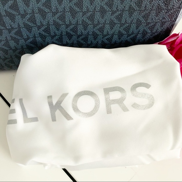 New Michael Kors Voyager Tote - Picture 3 of 6